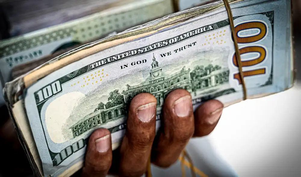 La inscripción "In God we Trust" figura en todos los billetes estadounidenses y refleja una relación histórica entre religión y vida pública.