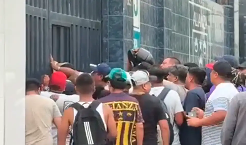 Los aficionados de Alianza Lima increparon a los futbolistas en pleno entrenamiento. Foto: difusión