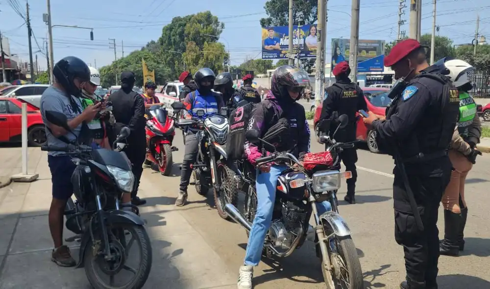 La normativa peruana prohíbe que dos personas circulen en una misma motocicleta.
