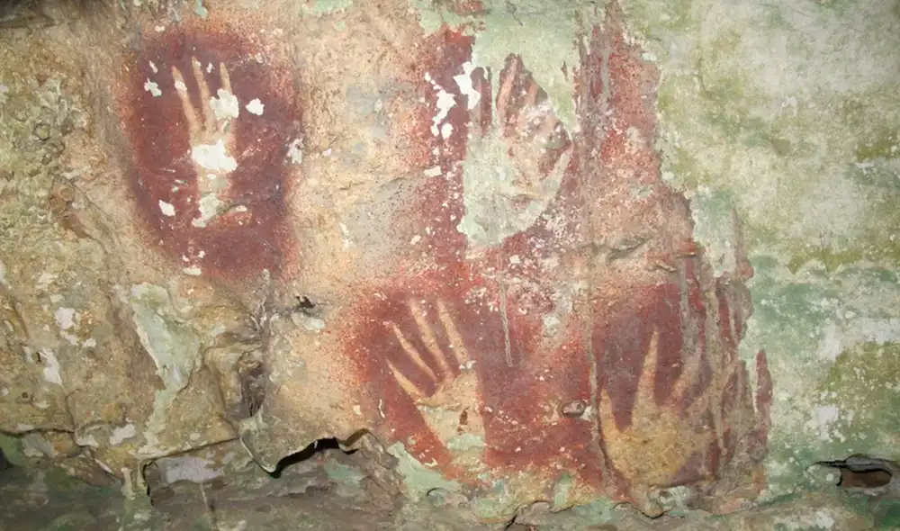 Descubren plantillas de dedos de manos estrechas intencionalmente en una cueva en Indonesia. Foto: Ahdi Agus Oktaviana