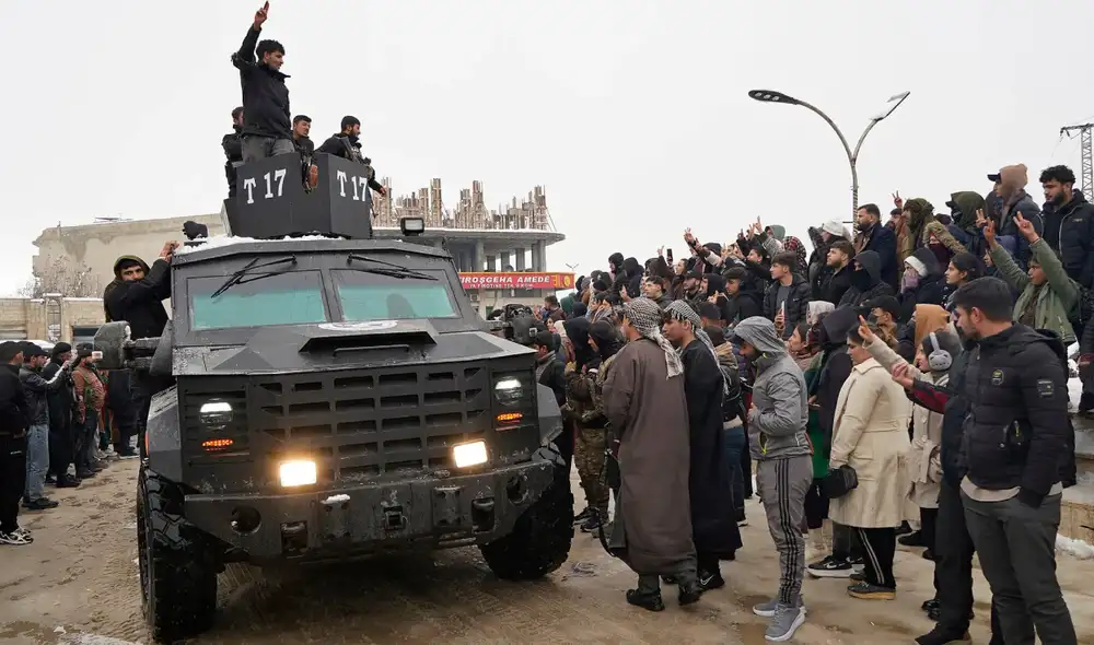Miembros de las Fuerzas Democráticas Sirias, lideradas por los kurdos, llegan a la ciudad de Ain al-Arab. Foto: AFP