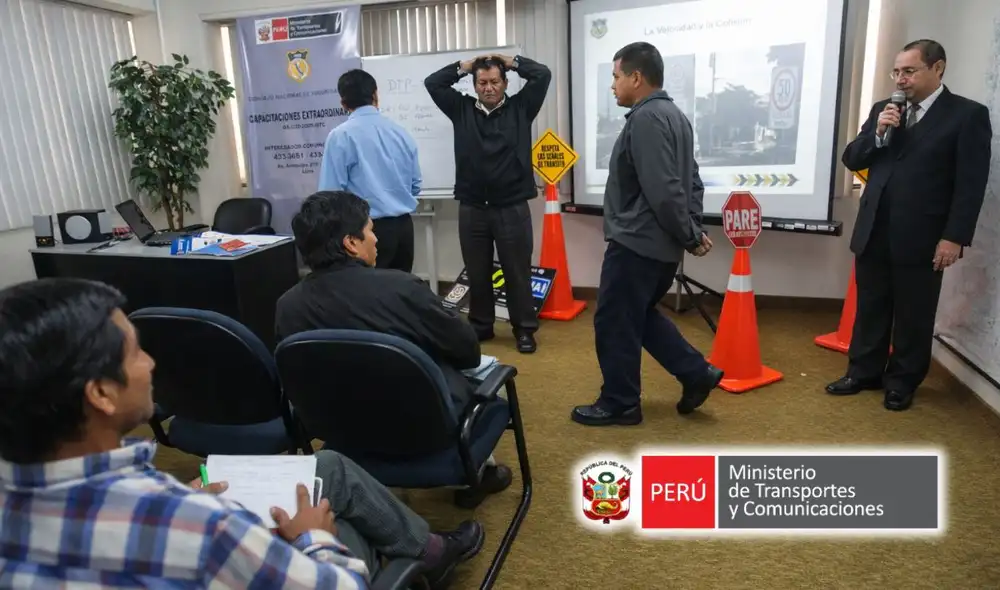 Los conductores con licencias vigentes y puntos acumulados pueden acceder al curso en modalidades virtual y presencial. La reducción de puntaje varía según la selección de modalidad.
