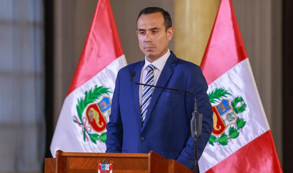 El presidente mostró varias versiones de su reunión con el empresario Yang. Foto: Presidencia.