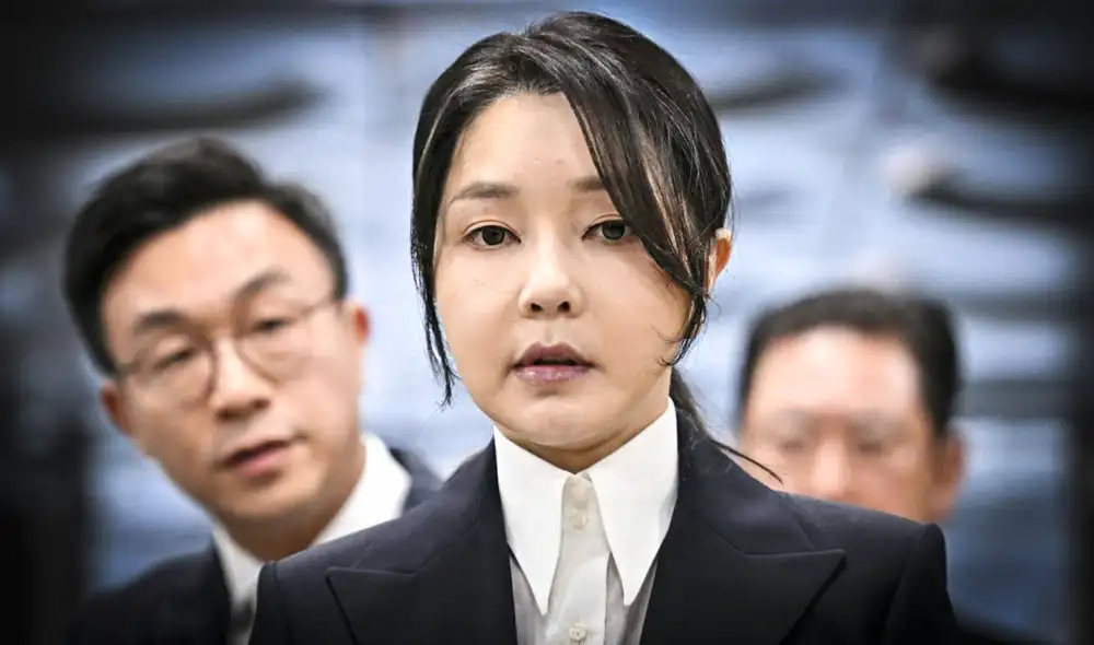 La ex primera dama de Corea del Sur, Kim Keon Hee, ha sido sentenciada a un año y ocho meses de prisión por aceptar sobornos de la Iglesia de la Unificación, incluyendo lujosos regalos. Foto: AFP La ex primera dama de Corea del Sur, Kim Keon Hee, ha sido sentenciada a un año y ocho meses de prisión por aceptar sobornos de la Iglesia de la Unificación, incluyendo lujosos regalos. Foto: AFP