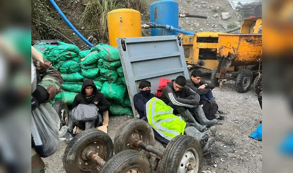 Presuntos mineros ilegales detenidos en Pataz. Fotos: Mindef.