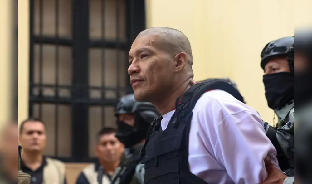 Encadenado, de pies y manos, así fue el trasladado El Monstruo a la Base Naval del Callao. Encadenado, de pies y manos, así fue el trasladado El Monstruo a la Base Naval del Callao.