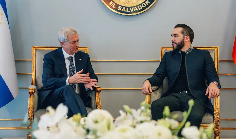 Kast visita el Cecot y destaca el modelo de seguridad aplicado por Bukele. Foto: X/José Antonio Kast