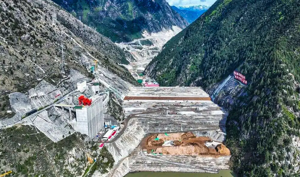 Este ambicioso proyecto de ingeniería en el suroeste de China cumplió un hito esencial el 1 de mayo de 2025 tras el inicio del almacenamiento de agua.