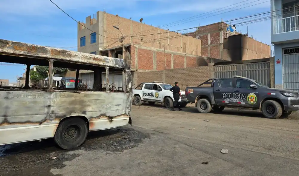 Incendio en cochera del Callao afecta vehículos informales y genera alarma