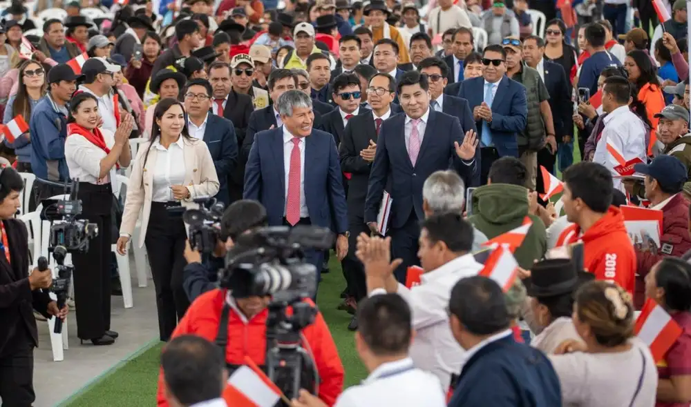 Wilfredo Oscorima y Eduardo Huacoto, su gerente regional. Escoltados por funcionarios del GORE, entre ellos Richard Alarcón | Foto: Difusión.