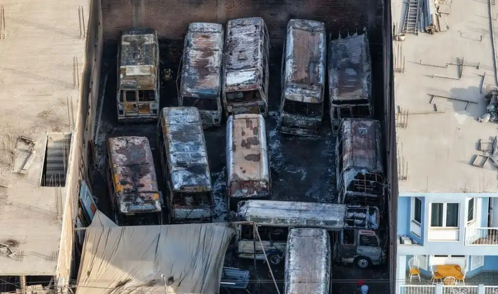 Incendio en cochera del Callao afecta vehículos informales y genera alarma