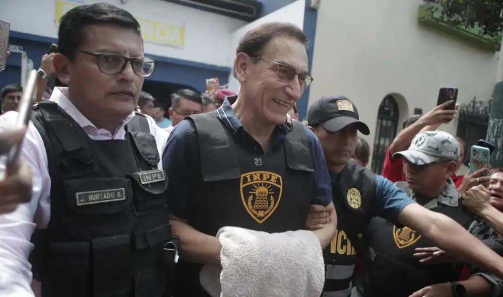 Martín Vizcarra fue trasladado al penal de Barbadillo tras su operación. A su salida, simpatizantes lo esperaban para darle ánimos. Foto: Marco Cotrina / LR