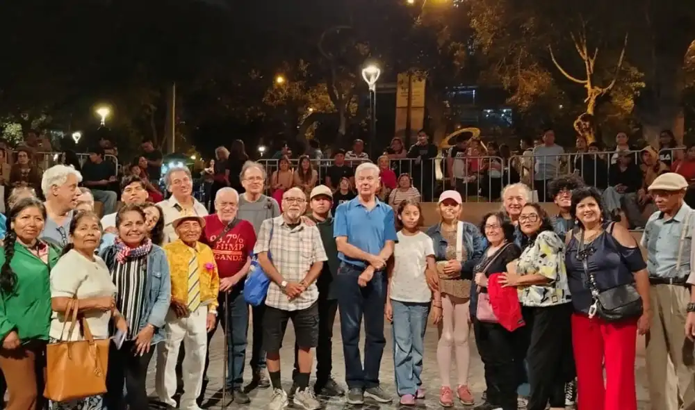 El proyecto 'Poesía en el Parque', fundado en 1996 por Eduardo Rada, celebra 30 años de promover la poesía en el anfiteatro del parque Kennedy en Miraflores.