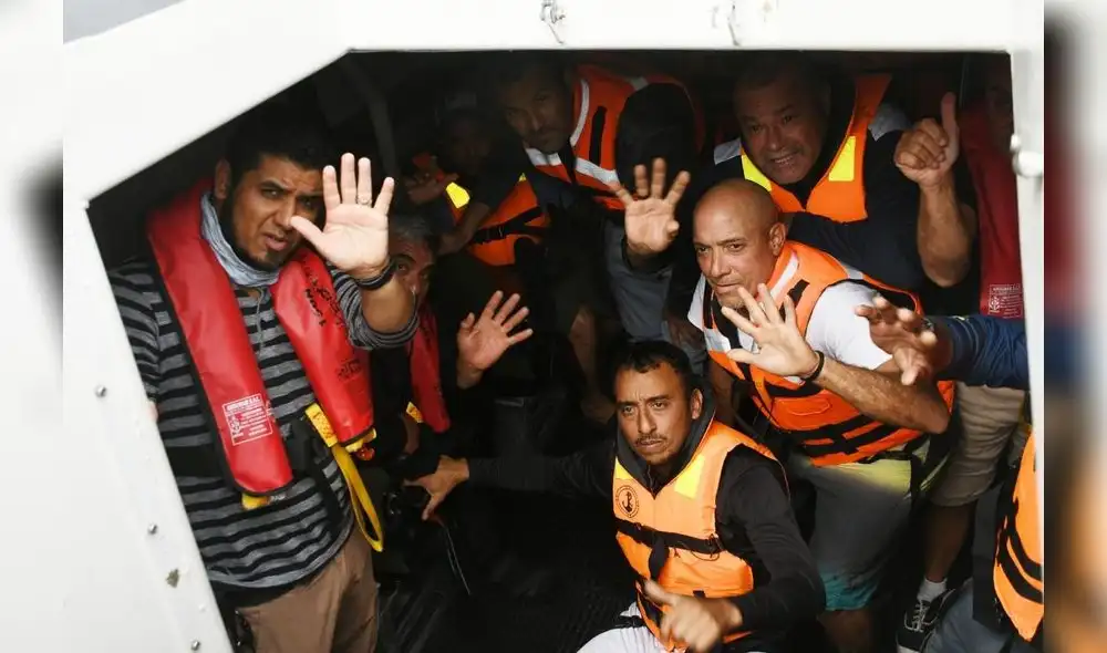 Parte de los 27 tripulantes rescatados de la embarcación La Peña.