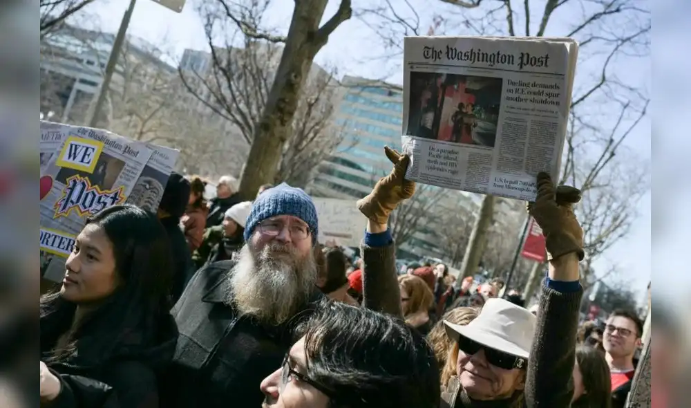 Protesta frente al Washington Post por los despidos. Culpan al millonario Jeff Bezos de hacerle caso a Trump, quien ya traía en el ojo al diario que apoyaba a los demócratas. Foto: AFP
