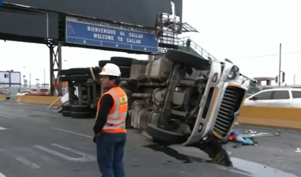 Tráfico restringido y caos vehicular en avenida Faucett tras accidente con tráiler