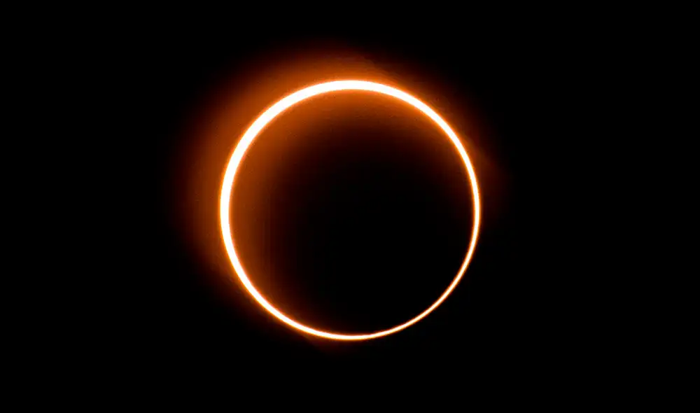 La Luna se mueve frente al Sol en un raro eclipse solar de "anillo de fuego". Foto: AFP