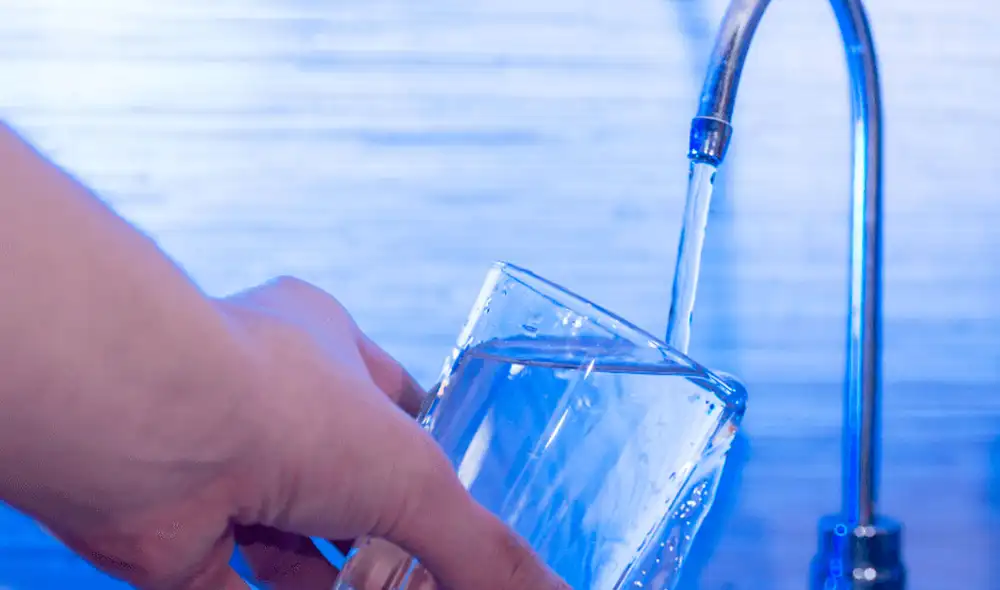 San Isidro lidera el consumo de agua en Lima con 227 litros diarios por habitante, más del doble de lo recomendado por la OMS.