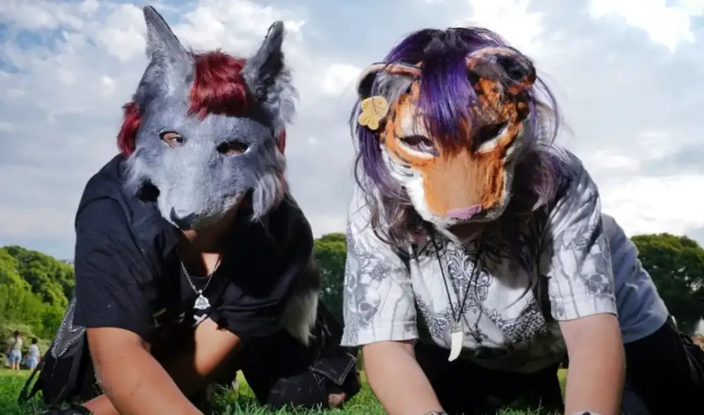 Persona usando accesorios como orejas y cola, expresando su identidad animal, característica de los therians