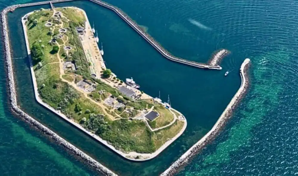 La isla recibe hasta 50.000 visitantes durante la temporada alta en Dinamarca. Foto: Flakfortet