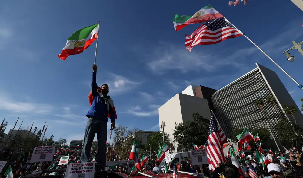 Manifestantes participan en una marcha en apoyo al pueblo iraní en Los Ángeles. Foto: AFP