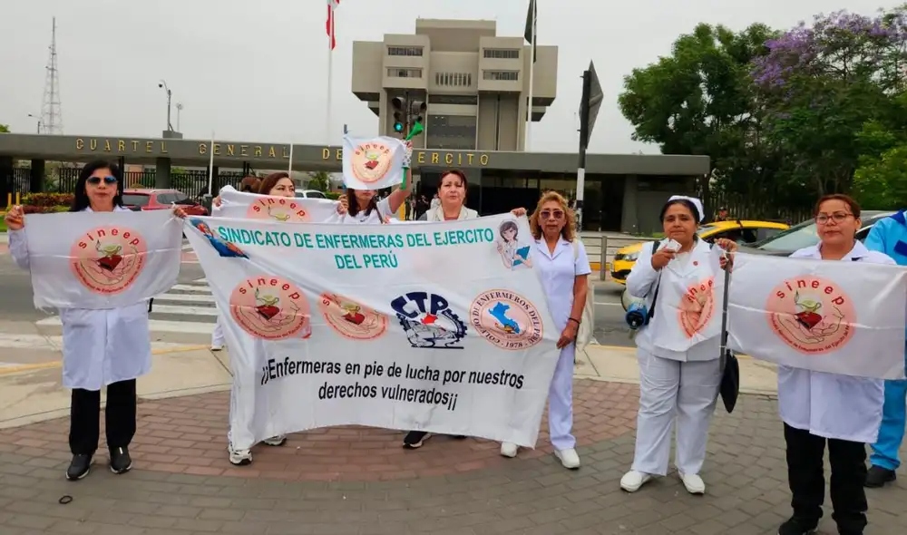 Más de 500 enfermeras del Hospital Militar y otros centros castrenses amenazan con un paro nacional si el Ministerio de Defensa no revierte descuentos salariales considerados arbitrarios.