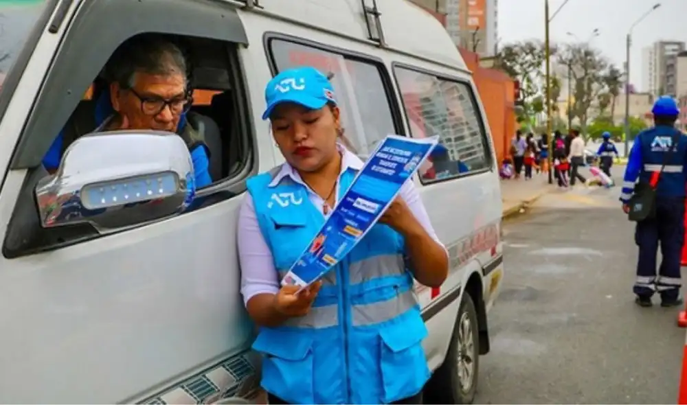 Un distintivo con código QR será colocado en vehículos aprobados, permitiendo a padres verificar el cumplimiento de las normas.