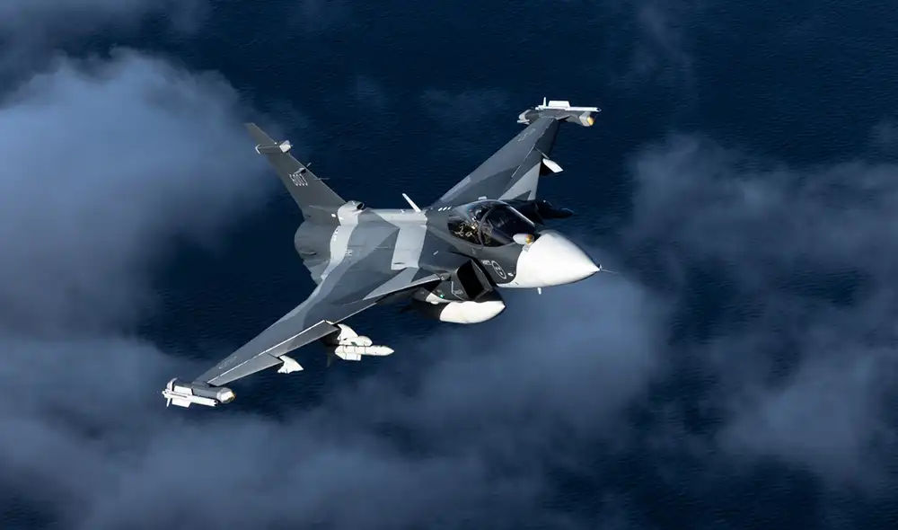 Modelo sueco. El caza Gripen de la fábrica Saab es uno de los tres cazas bajo evaluación. Foto: difusión Modelo sueco. El caza Gripen de la fábrica Saab es uno de los tres cazas bajo evaluación. Foto: difusión