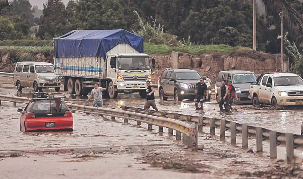 Carreteras de la Panamericana Sur quedaron obstruidas debido a huaicos y caída de piedras.