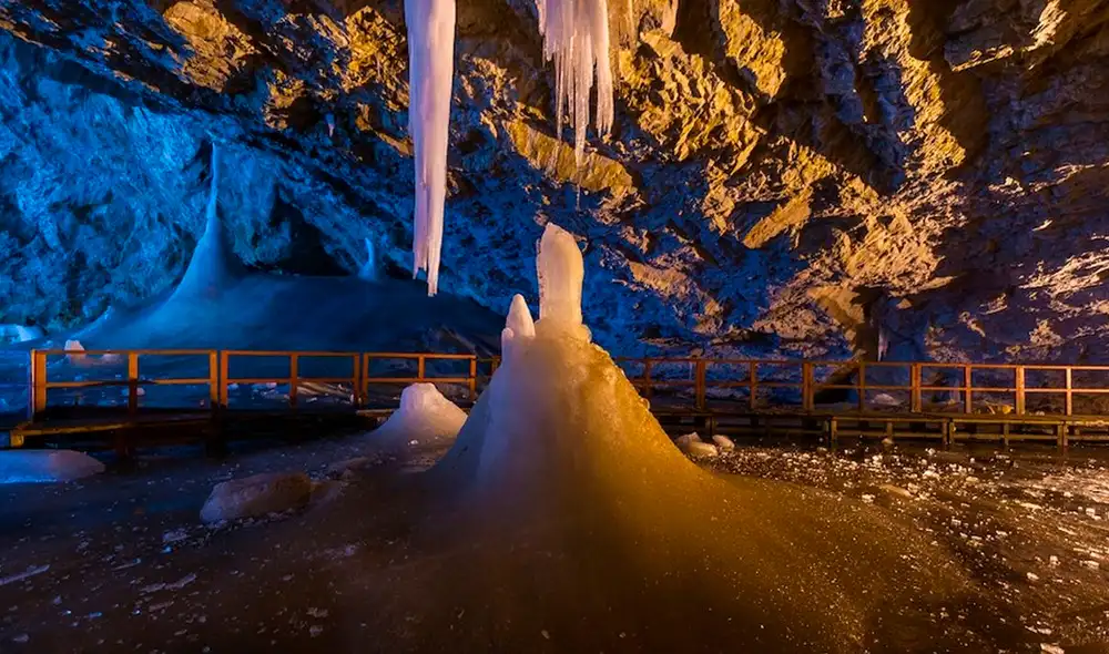 El microorganismo, encontrado a 16,5 metros de profundidad en la cueva de Scarisoara, podría ofrecer nuevas perspectivas para desarrollar antibióticos.