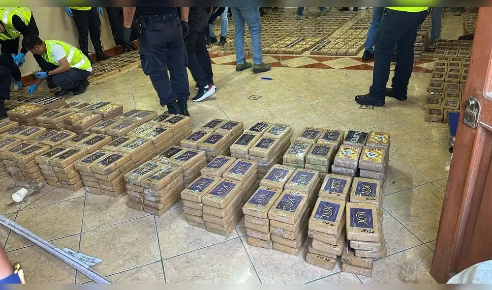 Cargamento de droga incautado en altamar, en una operación conjunta de Perú y Ecuador.