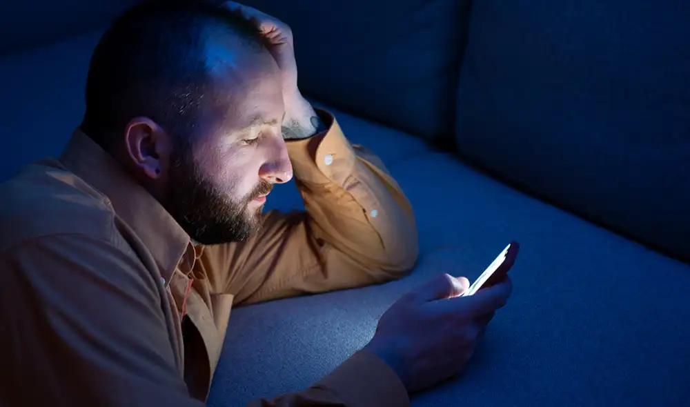 Los hábitos relacionados con la vida nocturna, como el consumo de nicotina y el sueño irregular, son factores claves en este aumento del riesgo.