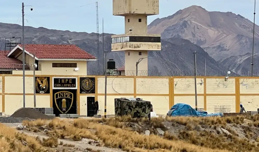 El penal de Challapalca se ubica geográficamente en la provincia de Tarata, región Tacna; pero su administración operativa depende de la oficina regional del INPE Puno.