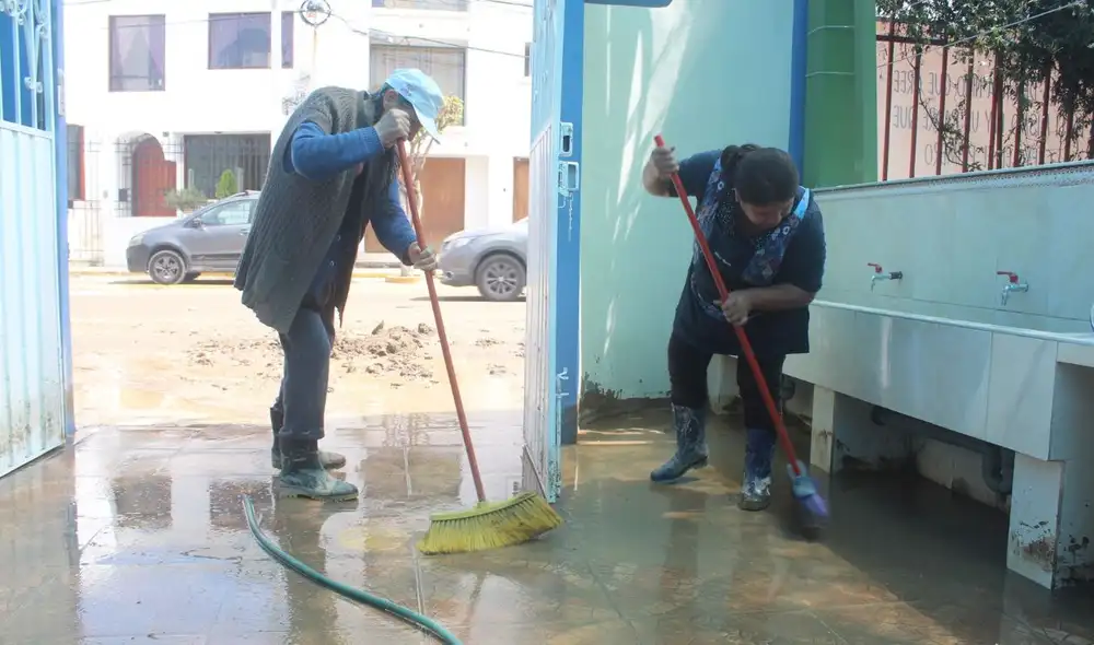 Lluvias torrenciales en Arequipa provocan desbordes de ríos y afectan a 152 colegios Lluvias torrenciales en Arequipa provocan desbordes de ríos y afectan a 152 colegios