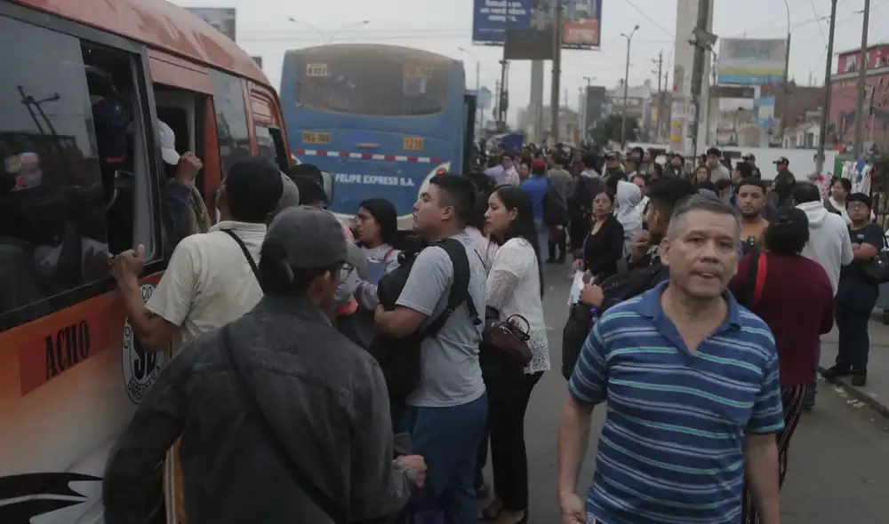 La violencia contra el transporte en Lima se agudiza, con el asesinato de un colectivero y un chofer de bus en menos de 24 horas, generando alarma en la capital. La violencia contra el transporte en Lima se agudiza, con el asesinato de un colectivero y un chofer de bus en menos de 24 horas, generando alarma en la capital.