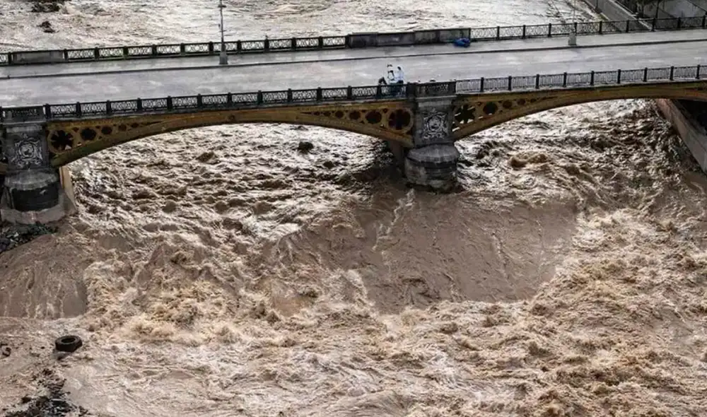 INDECI recomendó a la población a no acercarse a la ribera del río Rímac.