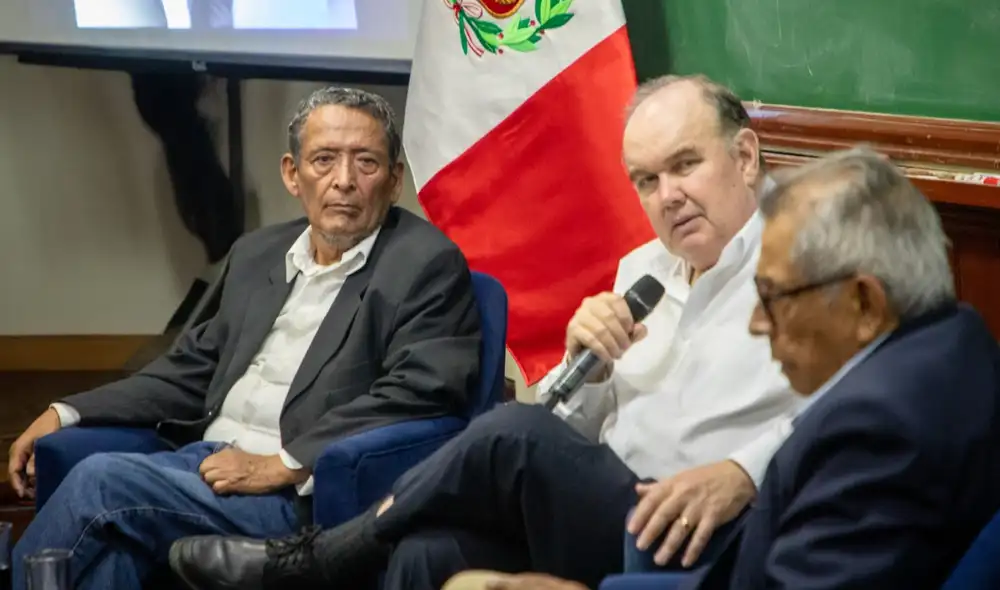 en carrera. Rafael López Aliaga respalda la falsa versión de Absalón Vásquez Villanueva de ser una supuesta víctima de una “persecución política”. La verdad es otra. Foto: FB RLA