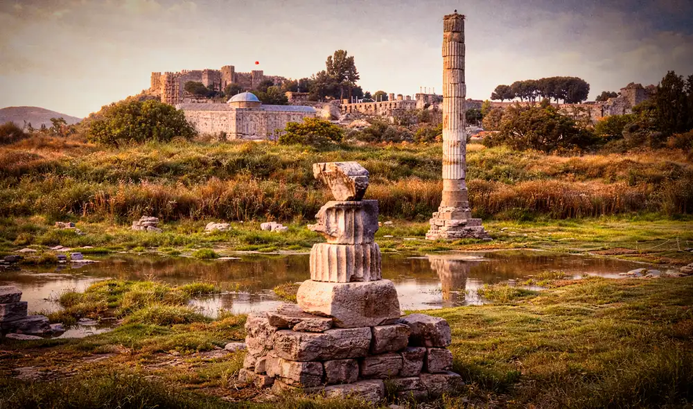 El enorme templo, una de las maravillas del mundo antiguo, fue construido por el arquitecto Quersifronte de Cnosos y su hijo.