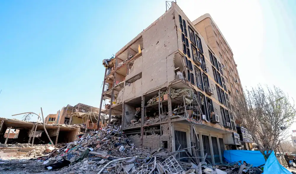 La ofensiva se produce en un momento clave para la transición política del país, que enfrenta incertidumbre tras 36 años bajo el liderazgo de Jamenei.