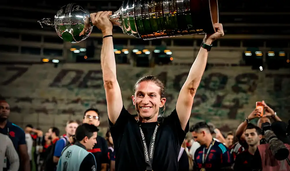 Filipe Luís ganó la Copa Libertadores en el Monumental como jugador y entrenador. Foto: EFE Filipe Luís ganó la Copa Libertadores en el Monumental como jugador y entrenador. Foto: EFE