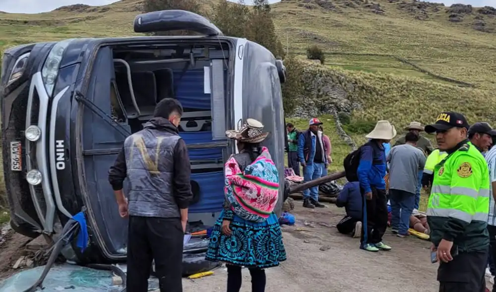 Detienen a conductor tras fatal vuelco de bus.