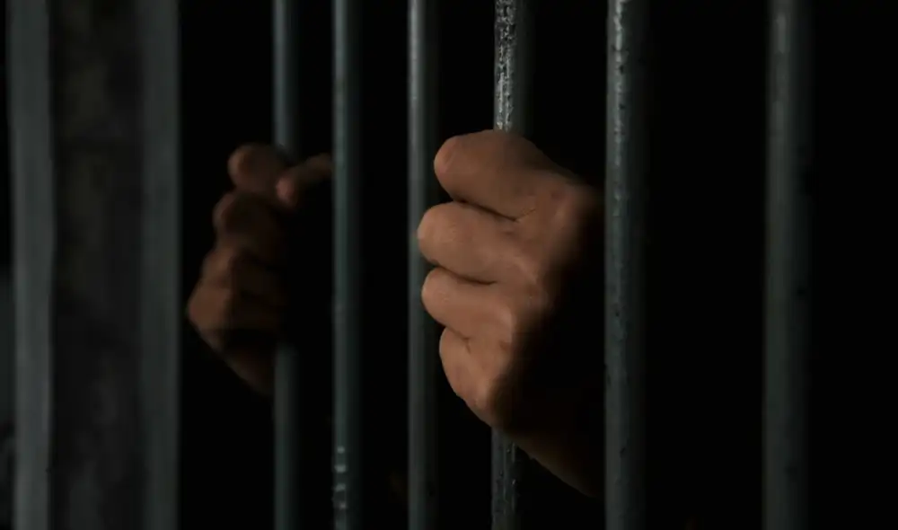 El suceso ocurrió durante un patrullaje en Pesqueda, donde se encontró a Pérez Bellido intercambiando sobres. Fuente: Shutterstock.