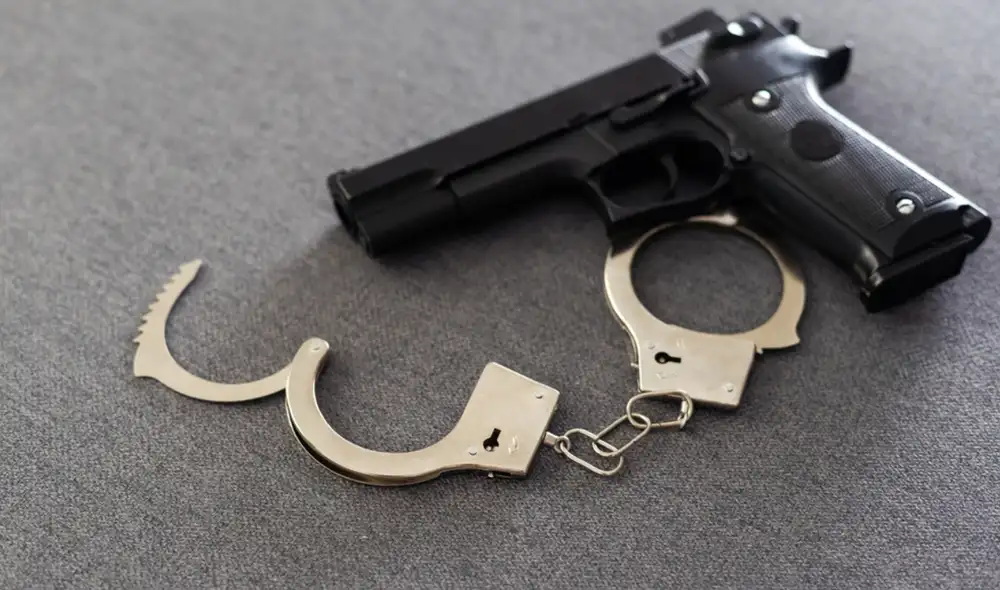 Durante el operativo policial se hallaron chips telefónicos, contenido extorsivo y armas. Fuente: Shutterstock.