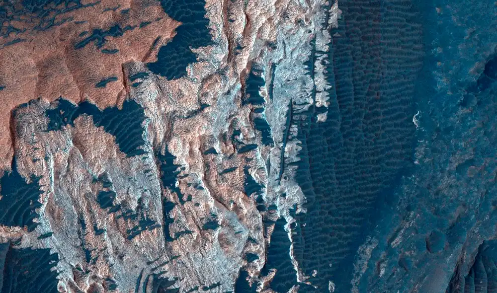 Vista orbital de depósitos de sulfato en Marte cerca de Valles Marineris.