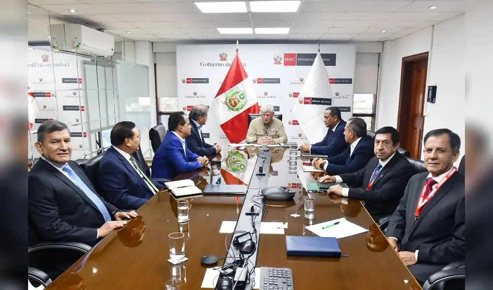 Siete exministros del Interior se reunieron con Hugo Begazo, titular de ese portafolio.