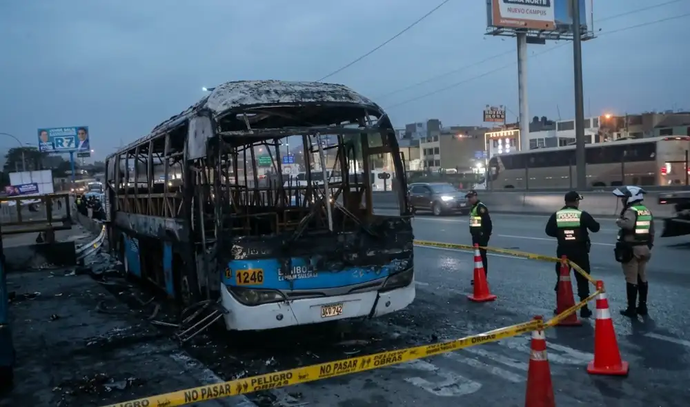 La unidad de transporte quedó completamente calcinada tras el incendio ocurrido en Puente Nuevo