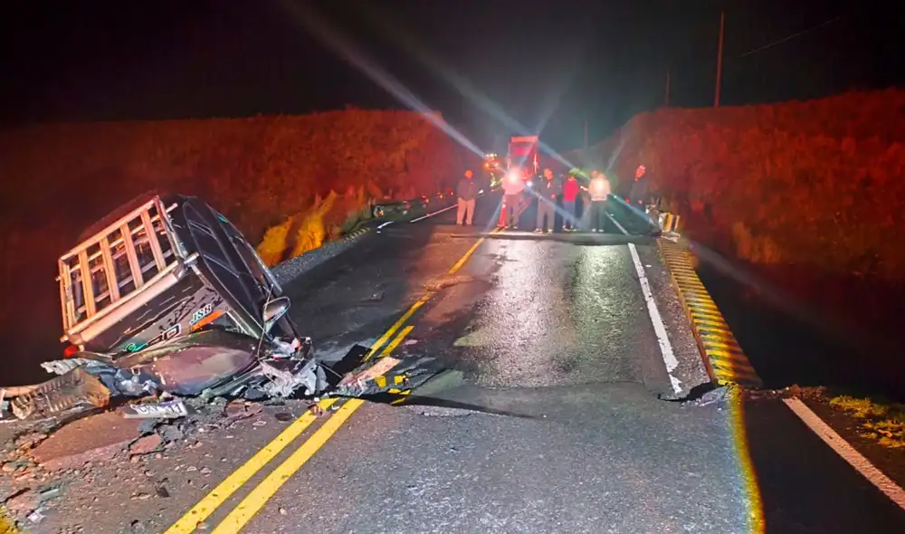 Caída de vehículo tras colapso de puente en Áncash deja una persona fallecida.