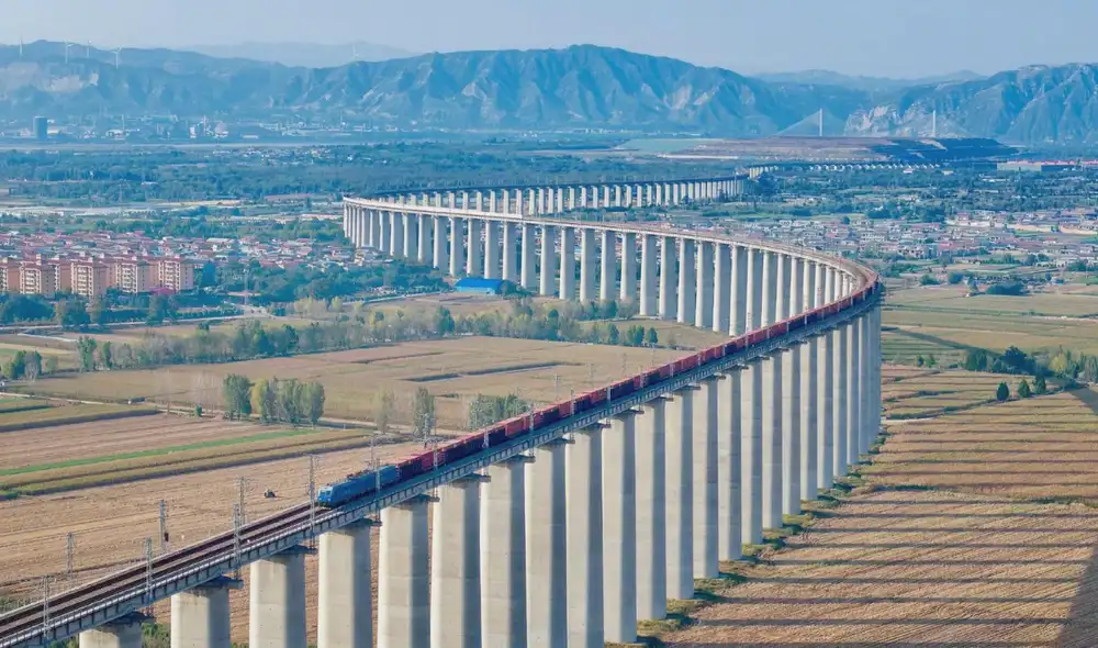 Esta infraestructura mejorará el transporte de recursos como carbón y cobre desde Mongolia, fortaleciendo la cadena de suministro de materias primas hacia China.