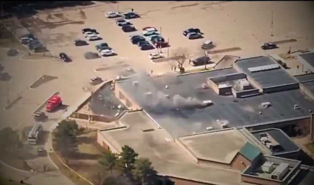 Sheriff Michael Bouchard informó que el sospechoso fue baleado fatalmente por agentes de seguridad.