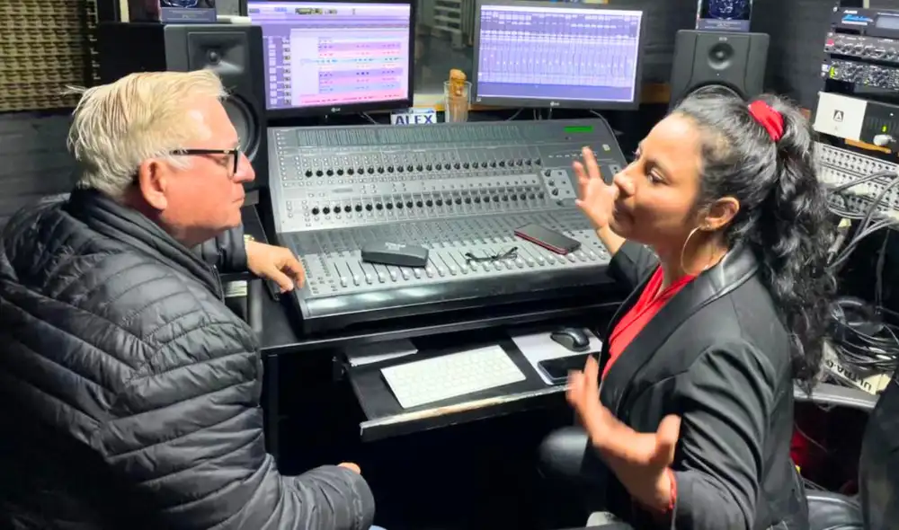 Grabando. Candidato fujimorista a Diputado, Moore Brunner, y la artista de música amazónica, Ysabel Sevillano, en el estudio de la productora Brunner Music. Foto: La República
